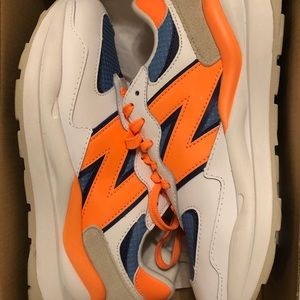 Women’s 8.5 New Balance 57-40